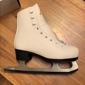 Girls ice skates/figure skates. NWT.